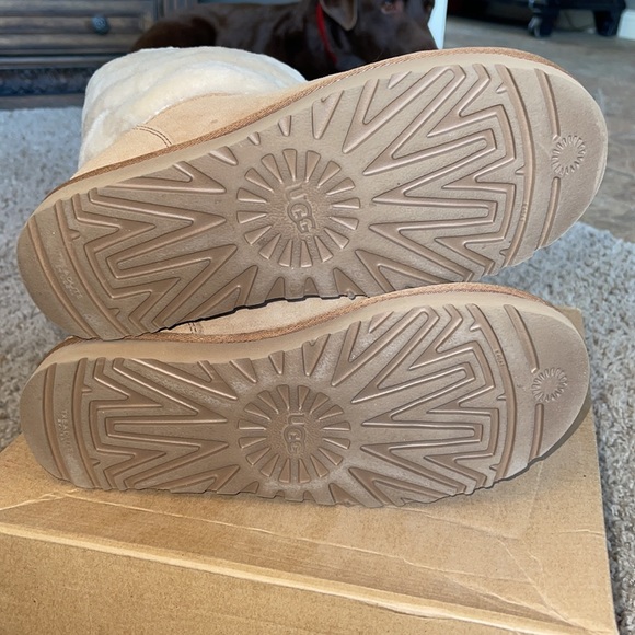 UGG Tania.   Size 7 Womens boots. - Picture 9 of 10